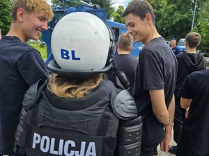 Wizyta uczniów u legnickich policjantów