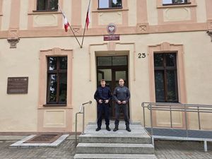 dwaj policjanci przed budynkiem komendy policji
