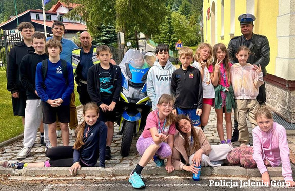dzieci na wspólnym zdjęciu z policjantami