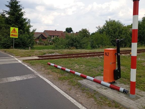złamany szlaban na przejeździe kolejowym