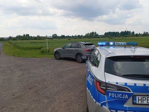 radiowóz a przed nim zatrzymany samochód osobowy