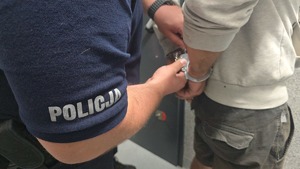policjant rozkuwa z kajdanek zatrzymanego