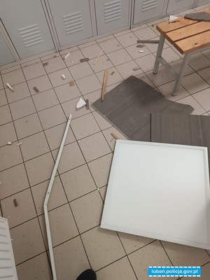 zdewastowany sufit sklepu