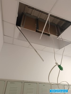 zdewastowany sufit sklepu