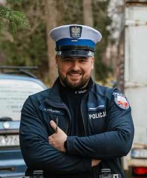 uśmiechnięty policjant