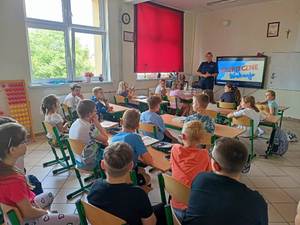 policjantki rozmawiają z dziećmi w szkolnej klasie