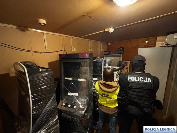 policjant i funkcjonariuszka służby celnej przy automatach go gier
