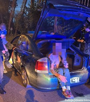 Próbował uniknąć kontroli, bo miał narkotyki i przewoził poszukiwanego kolegę w bagażniku