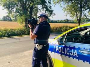 policjant mierzy prędkość