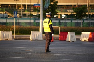 policjant kieruje ruchem drogowym