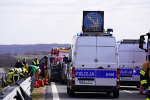 radiowozy policyjne przy wypadku drogowym