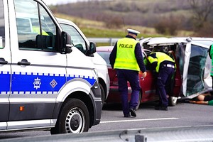 policjanci przy rozbitym samochodzie obok radiowóz