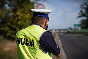 policjant mierzący prędkość nadjeżdżającym pojazdom