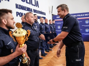 umundurowani policjanci laureaci Finału Eliminacji Wojewódzkich do XXIX Ogólnopolskich Zawodów Policjantów Prewencji - Turniej Par Patrolowych „Patrol Roku”