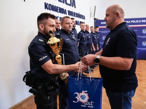 umundurowani policjanci laureaci Finału Eliminacji Wojewódzkich do XXIX Ogólnopolskich Zawodów Policjantów Prewencji - Turniej Par Patrolowych „Patrol Roku”