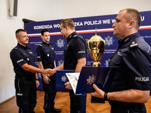 umundurowani policjanci laureaci Finału Eliminacji Wojewódzkich do XXIX Ogólnopolskich Zawodów Policjantów Prewencji - Turniej Par Patrolowych „Patrol Roku”