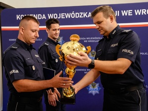umundurowani policjanci laureaci Finału Eliminacji Wojewódzkich do XXIX Ogólnopolskich Zawodów Policjantów Prewencji - Turniej Par Patrolowych „Patrol Roku”