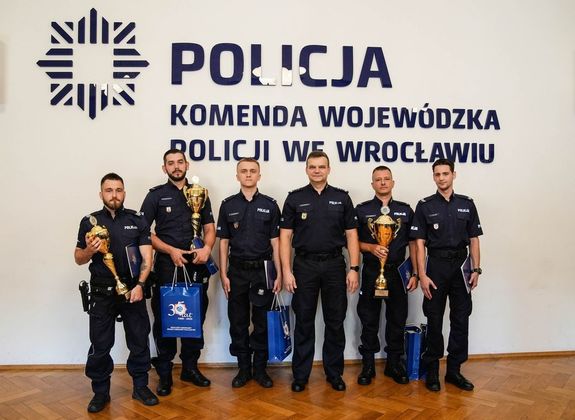 umundurowani policjanci laureaci Finału Eliminacji Wojewódzkich do XXIX Ogólnopolskich Zawodów Policjantów Prewencji - Turniej Par Patrolowych „Patrol Roku”