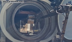 robot policyjny z bombą