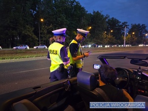 policjanci podczas kontroli