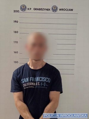 Zatrzymany mężczyzna podczas robienia zdjęć do kartoteki policyjnej