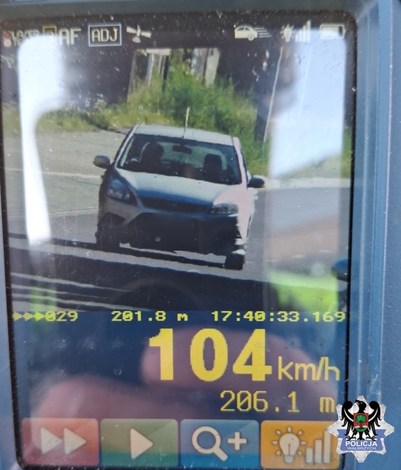 zdjęcie na wideorejestratorze 104 kilometry na godzinę