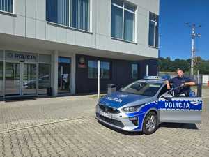 policjant przy radiowozie