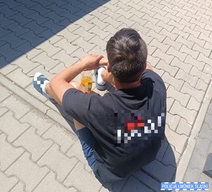 zatrzymany siedzący na chodniku