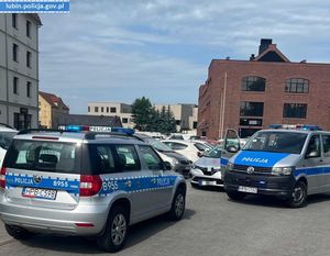 dwa radiowozy i zatrzymany między nimi samochód osobowy