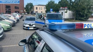 dwa radiowozy i zatrzymany samochód osobowy