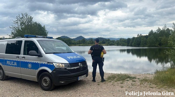 policjant przy radiowozie