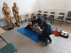 Policjanci - uczestnicy szkolenia z zakresu pierwszej pomocy przedmedycznej