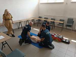 Policjanci - uczestnicy szkolenia z zakresu pierwszej pomocy przedmedycznej