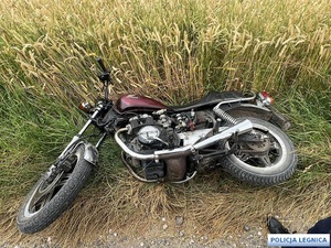 motor leżący w trawie