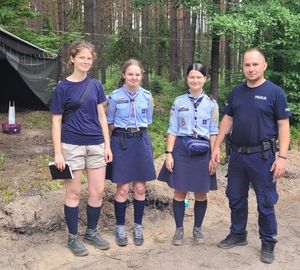 policjant z harcerzami pozują do zdjęcia