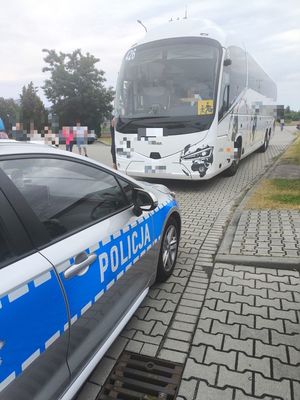 radiowóz kolo autobusu