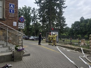 policjant rozmawia ze strażakami