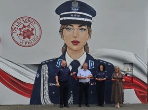 mural przedstawiający wizerunek policjantki i osoby przecinające wstęgę