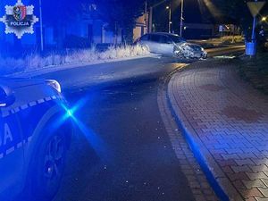 Samochód osobowy, który nosi ślady poważnych uszkodzeń powstałych w wyniku zdarzenia drogowego.