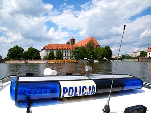 policjanci płyną motorówką