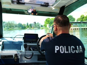 policjanci płyną motorówką