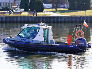 policjanci płyną motorówką