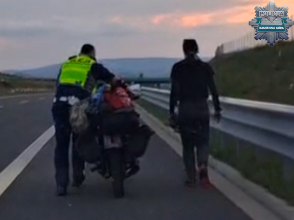 policjant prowadzi motocykl