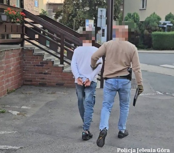 Policjanci zatrzymali poszukiwanego podejrzanego o przywłaszczenie mienia, kradzież i kradzieże z włamaniem
