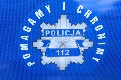 Policjant pomógł starszej kobiecie, kupując jej wodę i jedzenie