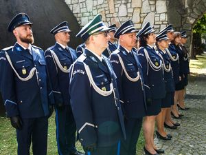 Składanie wieńców pod pomnikami poległych policjantów
