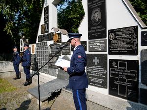 Składanie wieńców pod pomnikami poległych policjantów