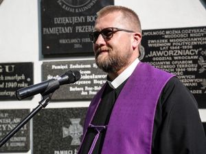 Składanie wieńców pod pomnikami poległych policjantów