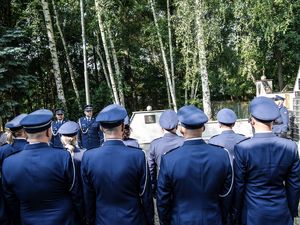 Składanie wieńców pod pomnikami poległych policjantów