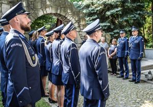 Składanie wieńców pod pomnikami poległych policjantów